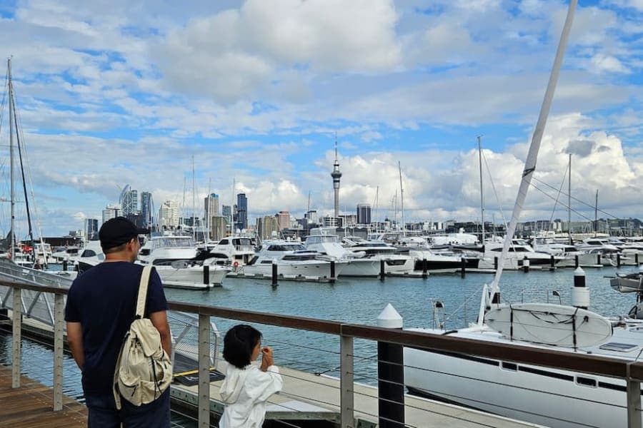 Jay Lee with family in Auckland